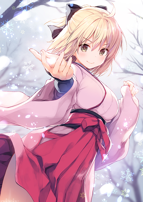 1girl, ahoge, bare_tree, black_bow, blonde_hair, blurry, bow, breasts, closed_mouth, clouds, cloudy_sky, depth_of_field, eyebrows_visible_through_hair, fate_(series), green_eyes, hair_bow, hakama, hip_vent, japanese_clothes, kimono, koha-ace, konomi_(kino_konomi), long_sleeves, looking_at_viewer, medium_breasts, okita_souji_(fate), outdoors, outstretched_arm, pink_hakama, pink_kimono, ponytail, reaching_out, shiny, shiny_skin, short_hair, sky, smile, snowflakes, snowing, solo, standing, thighs, tree, v-shaped_eyebrows, wide_sleeves, winter