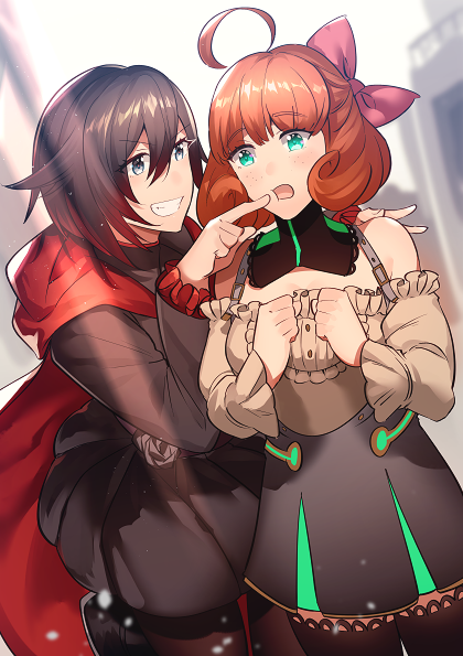 2girls, ahoge, bow, cape, commentary_request, eyebrows_visible_through_hair, green_eyes, grin
