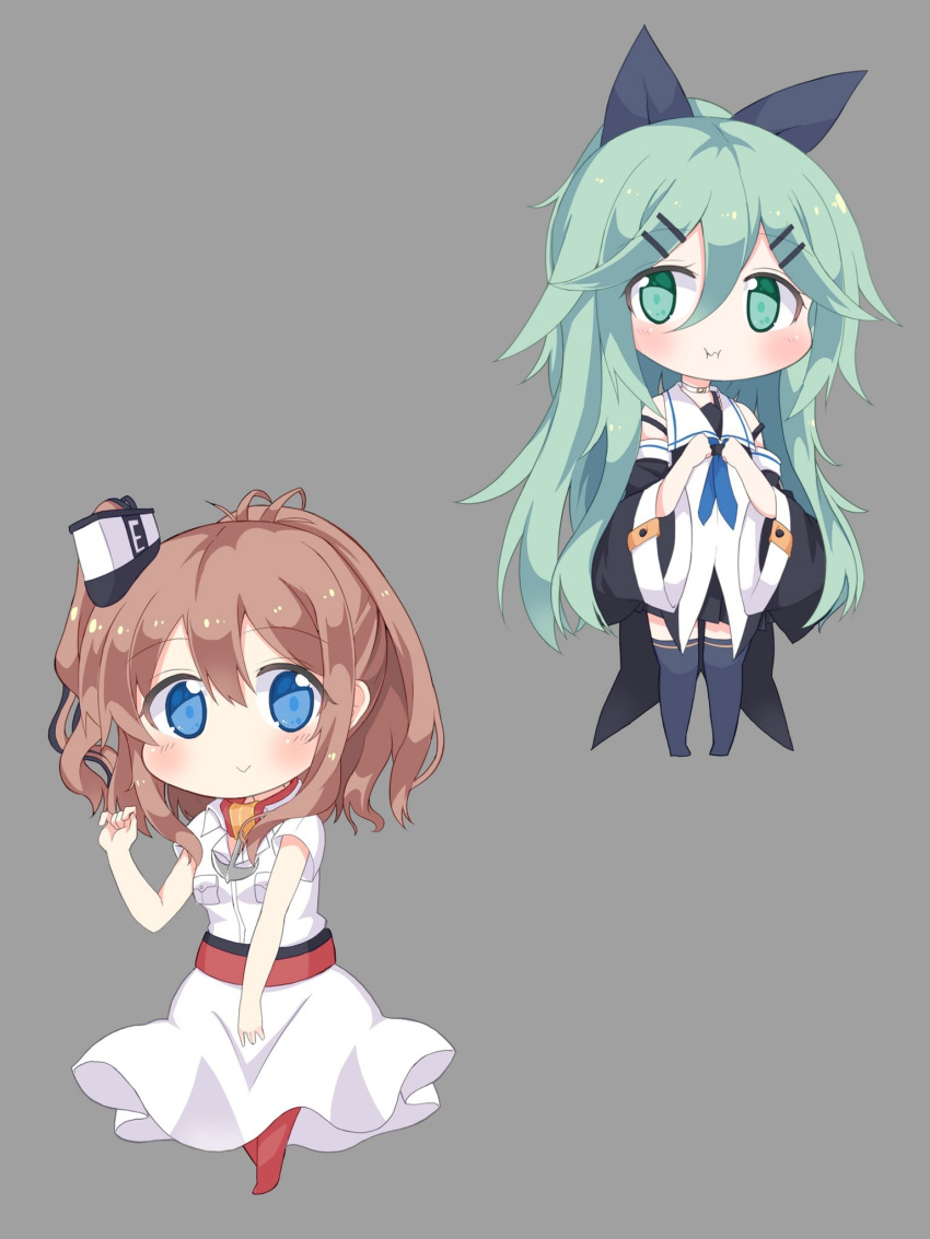 2girls, :>, bangs, black_legwear, black_ribbon, black_serafuku, black_skirt, blue_eyes