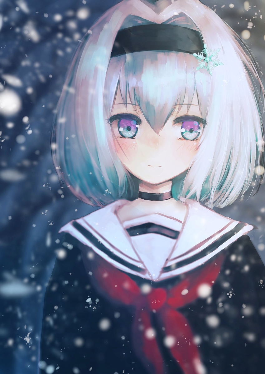 1girl, aqua_eyes, bangs, black_choker, black_hairband, black_shirt, blurry, blurry_background, blush, choker, closed_mouth, commentary_request, depth_of_field, dogezachan, eyebrows_visible_through_hair, hair_between_eyes, hair_intakes, hair_ornament, hairband, head_tilt, highres, long_sleeves, looking_away, looking_to_the_side, multicolored, multicolored_eyes, neckerchief, pink_eyes, red_neckwear, ryuuou_no_oshigoto!, school_uniform, serafuku, shirt, short_hair, silver_hair, snowflake_hair_ornament, snowing, solo, sora_ginko, violet_eyes