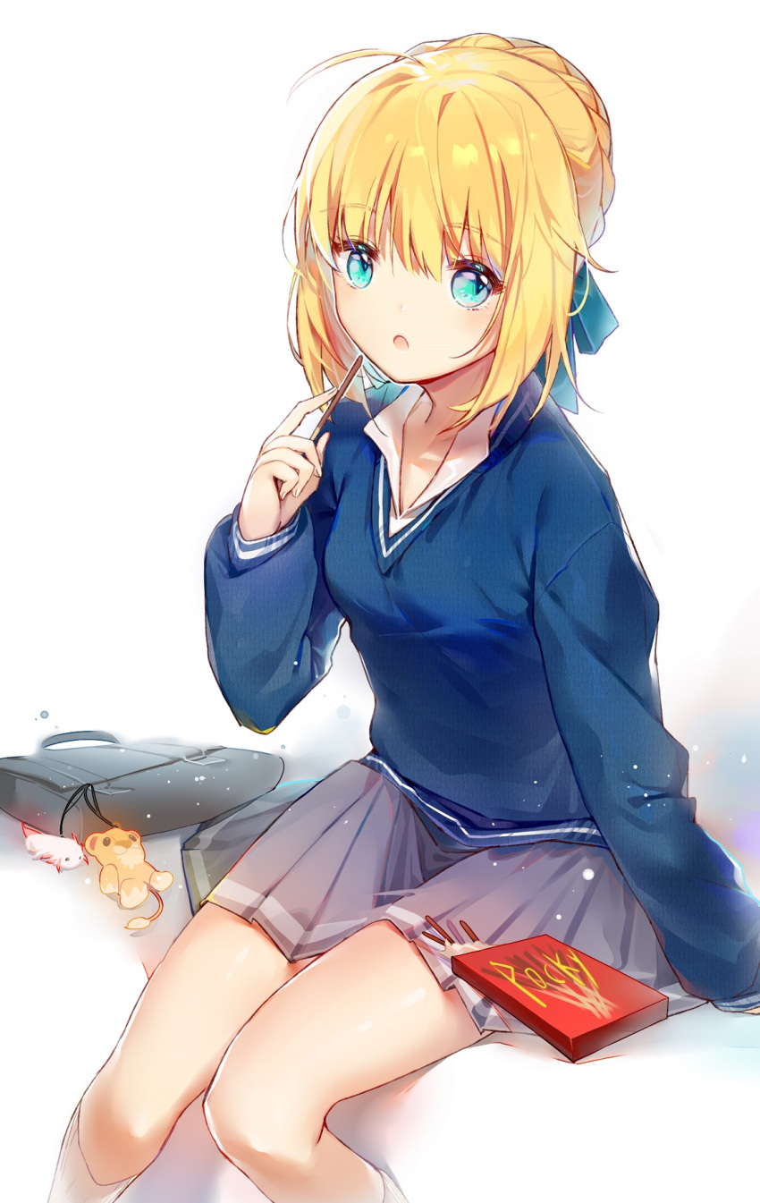 1girl, ahoge, alternate_costume, artoria_pendragon_(all), bag, blonde_hair, blue_eyes, blush