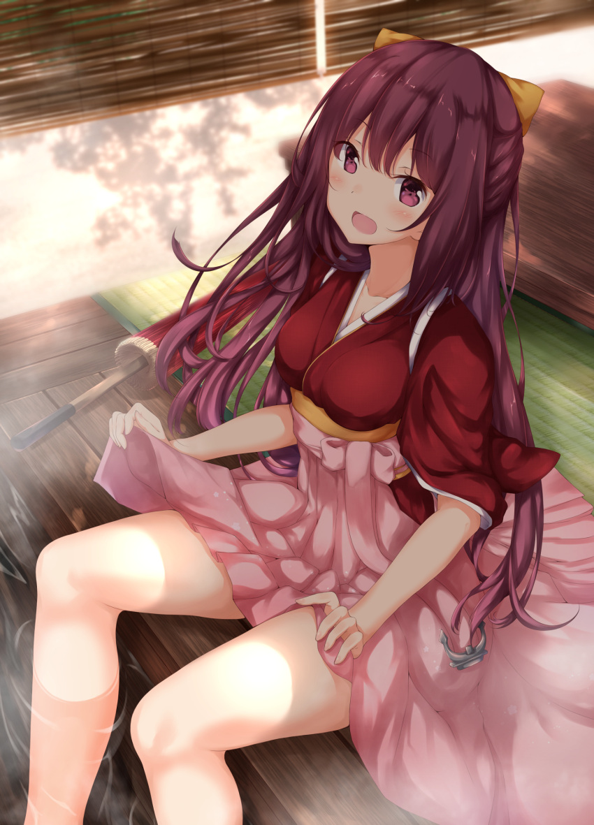 1girl, :d, anchor, bangs, bare_legs, blurry, blurry_background, blush, bow, breasts, carpet, closed_umbrella, collarbone, day, depth_of_field, feet_out_of_frame, hair_bow, hakama, hakama_hold, half_updo, highres, hip_vent, japanese_clothes, kamikaze_(kantai_collection), kantai_collection, kimono, large_breasts, long_hair, numpopo, on_floor, open_mouth, oriental_umbrella, pink_hakama, purple_hair, red_kimono, shiny, shiny_hair, smile, soaking_feet, solo, sunlight, tareme, tasuki, umbrella, very_long_hair, violet_eyes, water, wooden_floor, yellow_bow