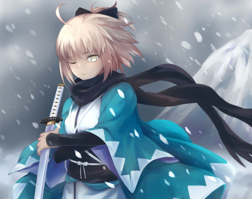 1girl, ahoge, bk201, black_bow, black_scarf, blonde_hair, bow, clouds, cloudy_sky, eyebrows_visible_through_hair, fate/grand_order, fate_(series), hair_between_eyes, hair_bow, haori, holding, holding_sword, holding_weapon, japanese_clothes, looking_at_viewer, obi, okita_souji_(fate), one_eye_closed, outdoors, sash, scarf, sheath, sheathed, short_hair, short_ponytail, sky, snowing, solo, standing, sword, weapon, white_kimon, yellow_eyes