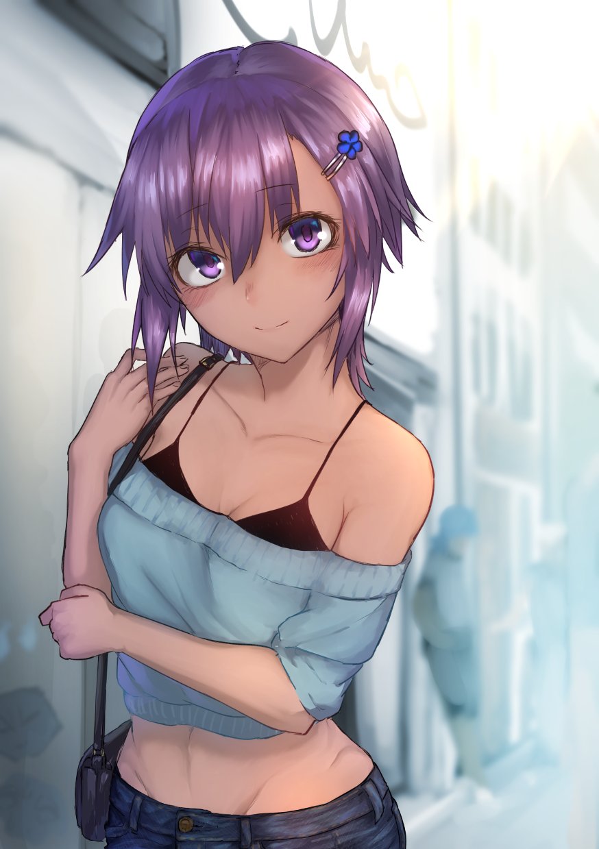 1girl, alternate_costume, bag, blush, breasts, brown_hair, casual, cleavage, dark_skin, denim, denim_shorts, fate/grand_order, fate_(series), hair_ornament, hairclip, handbag, hassan_of_serenity_(fate), hekonda_kan, highres, purple_hair, short_hair, shorts, smile, solo, violet_eyes