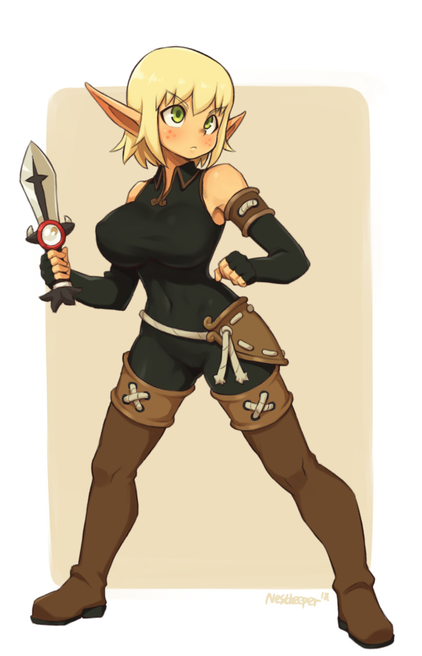 1girl, artist_name, black_gloves, blonde_hair, boots, breasts, brown_background, brown_legwear, commentary, covered_navel, elbow_gloves, evangelyne, eyebrows, fingerless_gloves, freckles, full_body, gloves, green_eyes, highres, holding, holding_sword, holding_weapon, large_breasts, looking_away, looking_to_the_side, nestkeeper, pointy_ears, rubilax, short_hair, simple_background, solo, standing, sword, thigh-highs, thigh_boots, wakfu, weapon