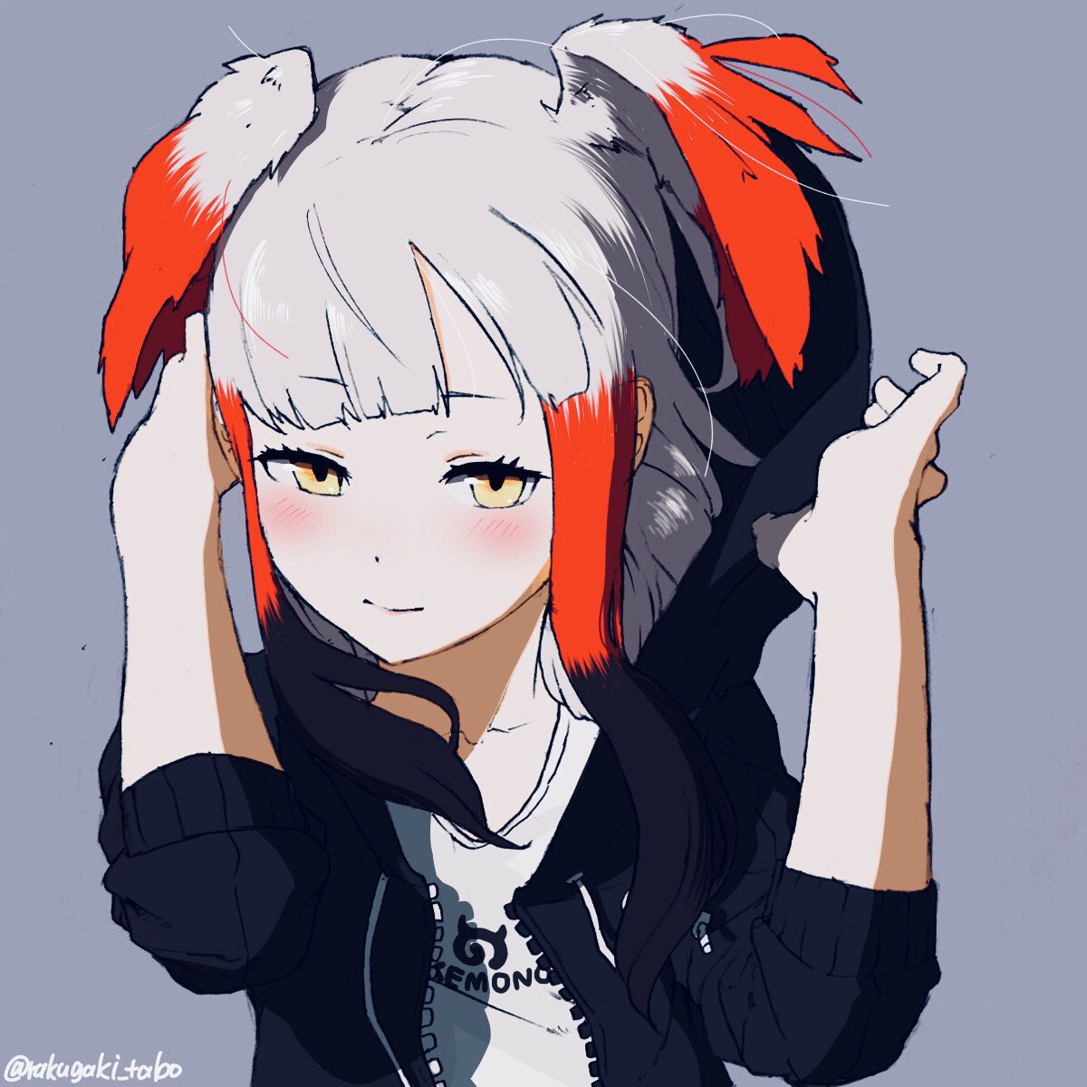 1girl, alternate_costume, bangs, black_hair, blush, commentary_request, contemporary, eyebrows_visible_through_hair, highres, hood, hoodie, japanese_crested_ibis_(kemono_friends), japari_symbol, kemono_friends, multicolored_hair, redhead, removing_headwear, shirt, short_hair, sidelocks, solo, t-shirt, turbo_engine_(rakugaki_tabo), white_hair