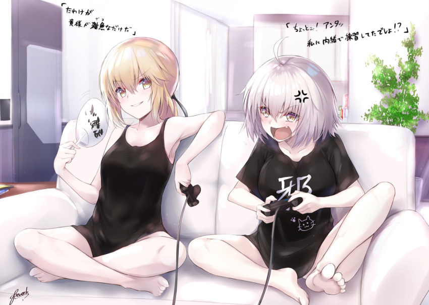 2girls, ahoge, anger_vein, arm_rest, armpits, artoria_pendragon_(all), bangs, bare_arms