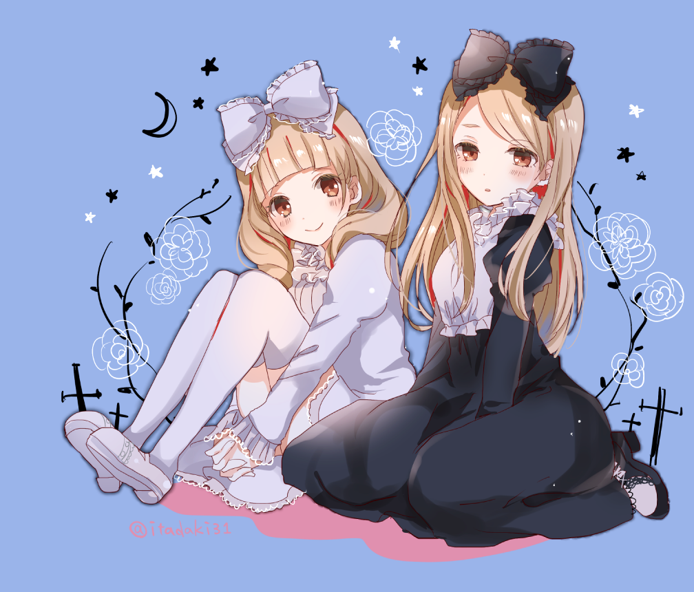 2girls, black_bow, blonde_hair, bow, dress, hair_bow, itadaki31, jessica_(jinrou_judgment), jinrou_judgment, long_hair, looking_at_viewer, mary_janes, multiple_girls, puffy_sleeves, sandra_(jinrou_judgment), shoes, siblings, sisters, smile, twins
