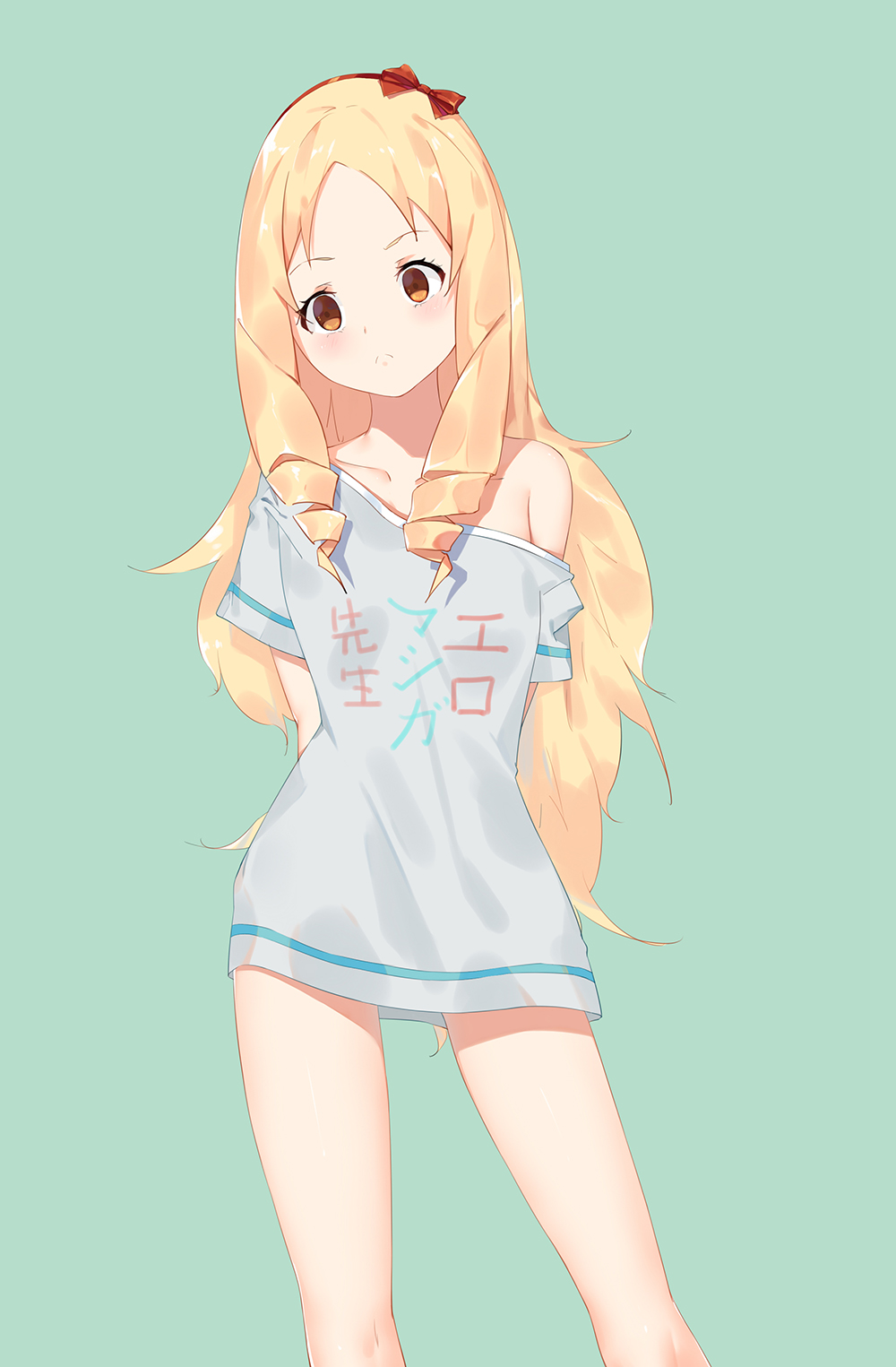 1girl, adrenaline!!!, arms_behind_back, blonde_hair, blue_background, blush, bow, brown_eyes, collarbone, contrapposto, cosplay, eromanga_sensei, grey_shirt, hair_bow, hairband, head_tilt, highres, izumi_sagiri, izumi_sagiri_(cosplay), long_hair, naked_shirt, off_shoulder, red_bow, red_hairband, shirt, short_sleeves, simple_background, solo, standing, t-shirt, very_long_hair, wujia_xiaozi, yamada_elf