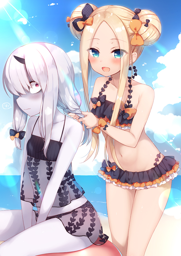 2girls, abigail_williams_(fate/grand_order), adjusting_another's_hair, beach, bikini, black_bikini, black_bow, blonde_hair