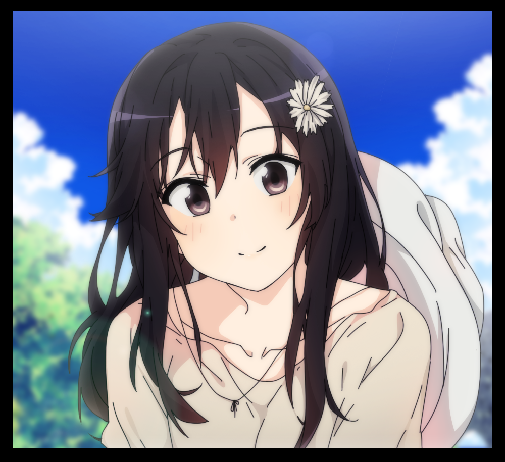1girl, bangs, blue_sky, blurry, blurry_background, blush, brown_eyes, brown_hair, brown_shirt, closed_mouth, clouds, collarbone, commentary, day, depth_of_field, eyebrows_visible_through_hair, flower, hair_between_eyes, hair_flower, hair_ornament, head_tilt, ichijou_hotaru, non_non_biyori, outdoors, shirt, sidarim, sky, smile, solo, white_flower