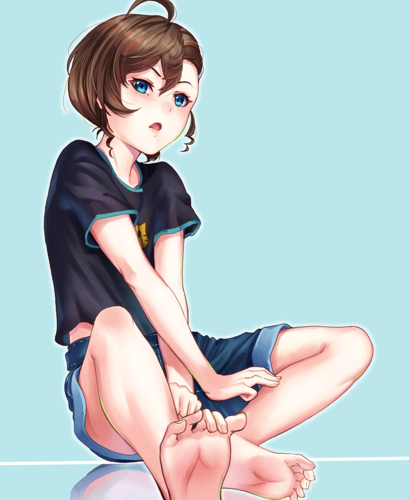 1girl, ahoge, aona_(kuuga19yuu), barefoot, black_shirt, blue_background, blue_eyes, brown_hair