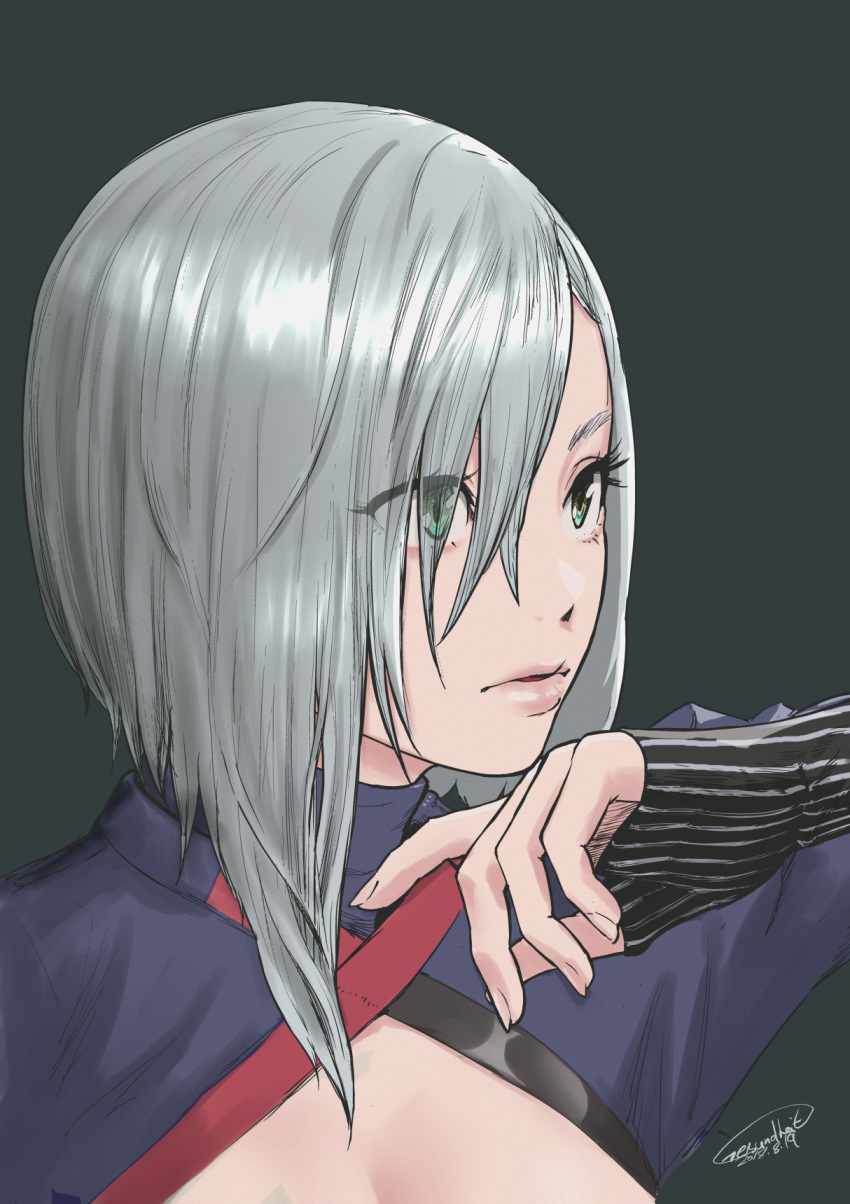 1girl, 2018, asymmetrical_hair, dated, eyelashes, gesundheit_(artist), girls_frontline, green_eyes, hair_over_one_eye, highres, lips, looking_up, mg5, mg5_(girls_frontline), short_hair, signature, silver_hair, simple_background