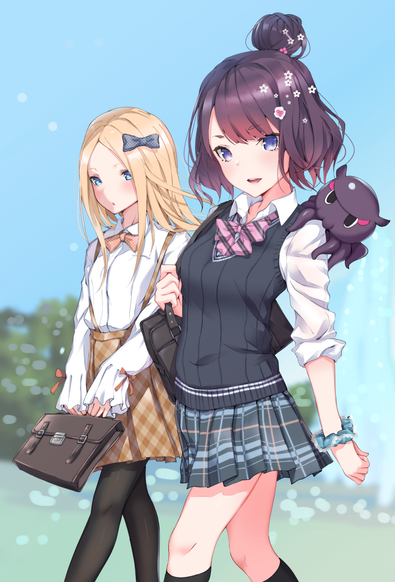 2girls, :o, abigail_williams_(fate/grand_order), animal, bag, bangs, black_bow, black_legwear