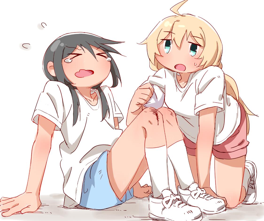 >_<, 2girls, ahoge, all_fours, aqua_eyes, black_hair, blonde_hair, blood