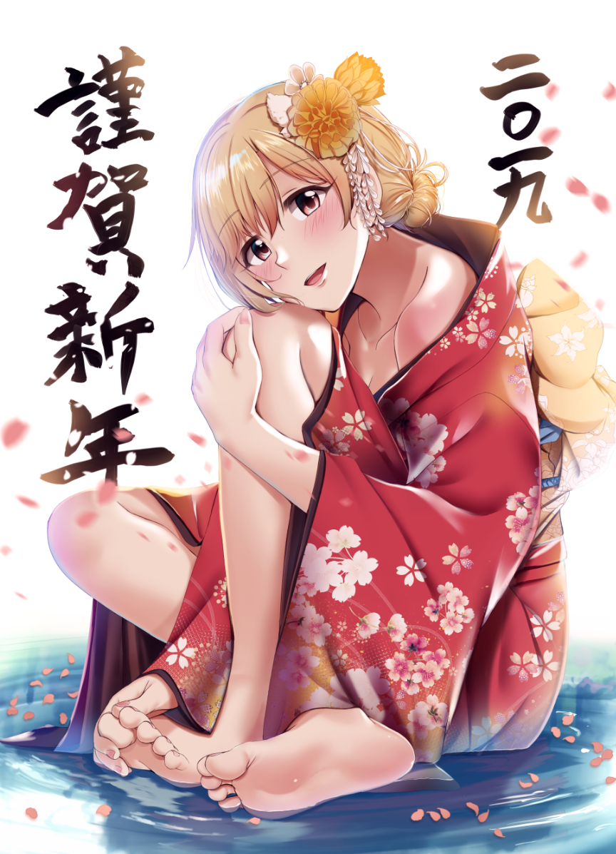 1girl, aiba_yumi, bangs, bare_legs, barefoot, blonde_hair, blush, breasts, casino_(casinoep), cherry_blossoms, cleavage, collarbone, commentary_request, eyebrows_visible_through_hair, feet, floral_print, flower, hair_between_eyes, hair_bun, hair_flower, hair_ornament, hand_on_foot, hands_on_feet, happy_new_year, head_on_knee, idolmaster, idolmaster_cinderella_girls, japanese_clothes, kimono, legs_crossed, long_sleeves, looking_at_viewer, new_year, off_shoulder, open_mouth, petals, red_kimono, short_hair, sitting, smile, soles, solo, toes, translated, water, white_background, wide_sleeves, yukata