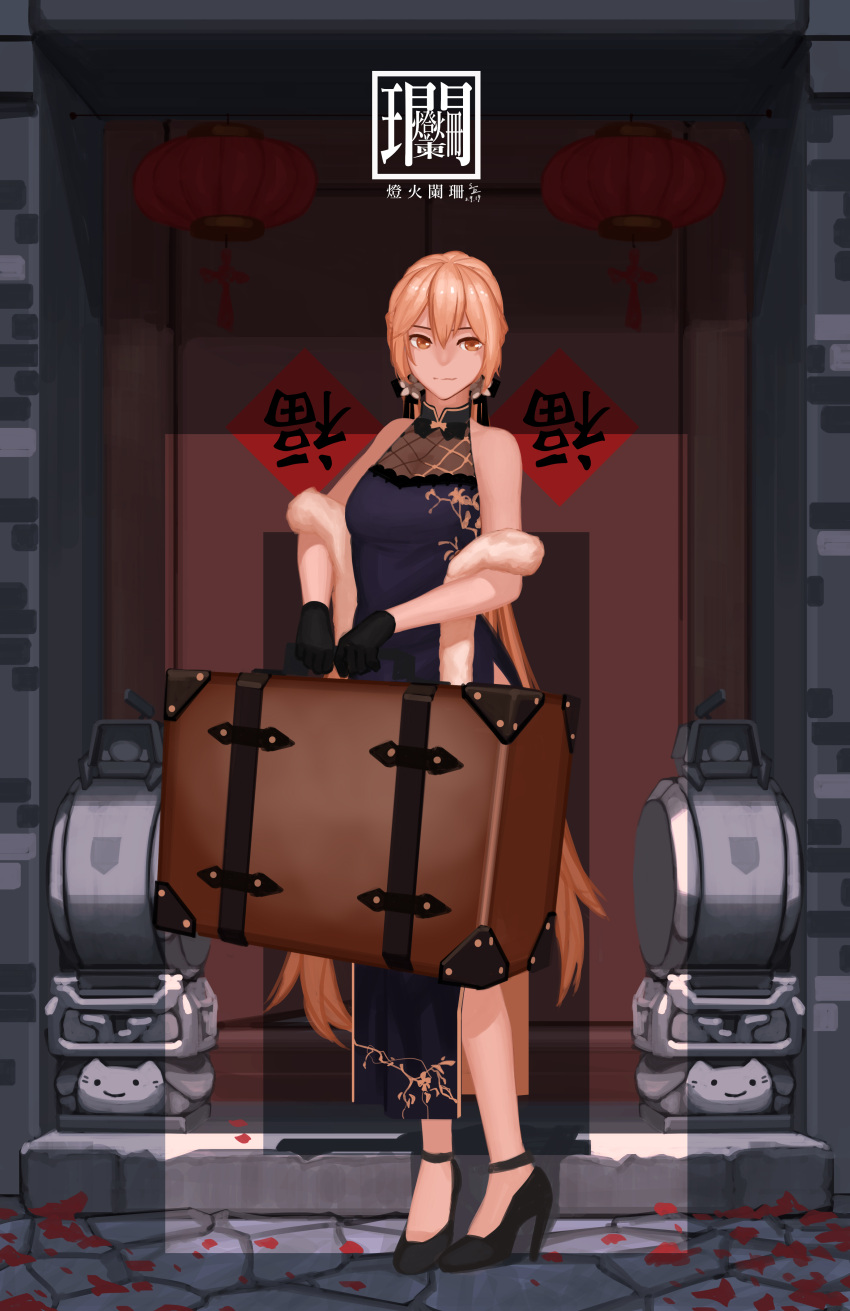 1girl, absurdres, alternate_costume, bangs, bare_shoulders, barefoot, black_footwear, black_gloves, blue_dress, china_dress, chinese, chinese_clothes, chinese_commentary, closed_mouth, commentary_request, day, door, dress, fan, fantasia_var, full_body, girls_frontline, gloves, high_heels, highres, holding, orange_eyes, orange_hair, ots-14_(girls_frontline), outdoors, paper_fan, pelvic_curtain, shawl, sleeveless, sleeveless_dress, smile, solo, standing, stone_floor, suitcase, translation_request, two-handed