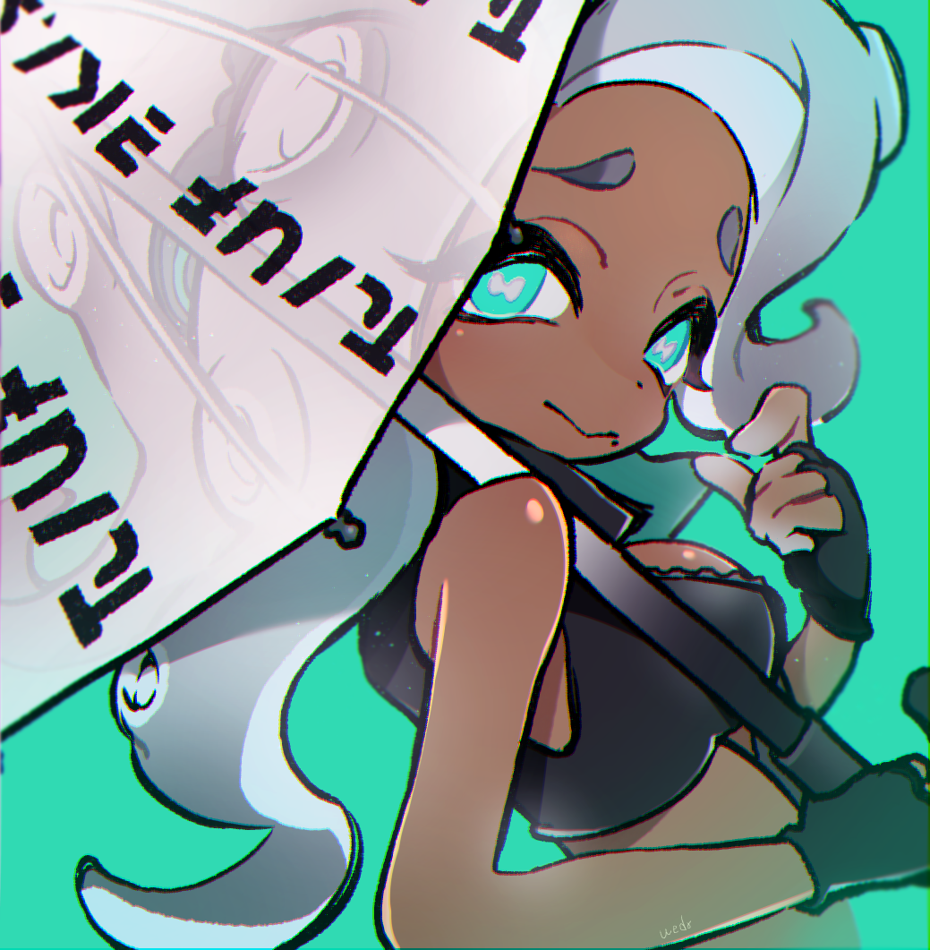 1girl, aqua_eyes, artist_name, black_gloves, breasts, cephalopod_eyes, closed_mouth, commentary, crop_top, cropped_vest, dark_skin, fingerless_gloves, from_side, gloves, green_background, grey_hair, holding, holding_weapon, inkling_(language), light_particles, long_hair, looking_at_viewer, looking_back, makeup, marina_(splatoon), mascara, medium_breasts, mole, mole_under_mouth, multicolored, multicolored_skin, octarian, pointy_ears, signature, smile, solo, splat_brella_(splatoon), splatoon, splatoon_(series), splatoon_2, standing, suction_cups, tentacle_hair, ueda_kou, weapon, zipper, zipper_pull_tab