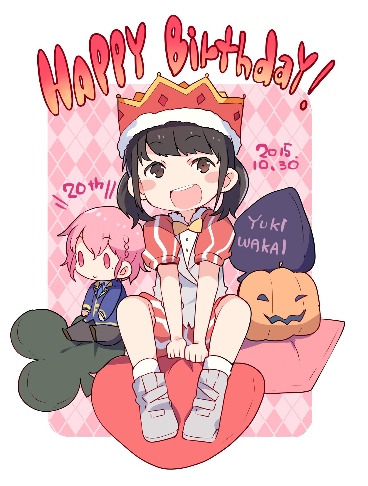 0_0, 1girl, :d, argyle, argyle_background, bangs, between_legs, black_hair, black_pants, blue_jacket, blue_neckwear, blush_stickers, bow, bowtie, braid, brown_eyes, character_age, character_doll, character_name, clenched_hands, club_(shape), commentary_request, crown, dated, diamond_(shape), grey_footwear, grey_vest, hand_between_legs, happy_birthday, heart, highres, iris_(band), jack-o'-lantern, jacket, leona_west, looking_at_viewer, mole, mole_under_eye, necktie, open_mouth, pants, pillow, pink_background, pink_eyes, pink_hair, playing_card_theme, pripara, red_shirt, red_shorts, school_uniform, seiyuu, seiyuu_connection, shirt, shorts, side_braid, sidelocks, sitting, smile, solo, spade_(shape), striped, striped_shirt, striped_shorts, taneda_yuuta, twintails, vest, wakai_yuuki, yellow_neckwear