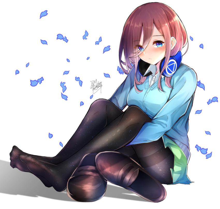 1girl, black_legwear, blue_eyes, blush, brown_footwear, closed_mouth, eyebrows_visible_through_hair, eyes_visible_through_hair