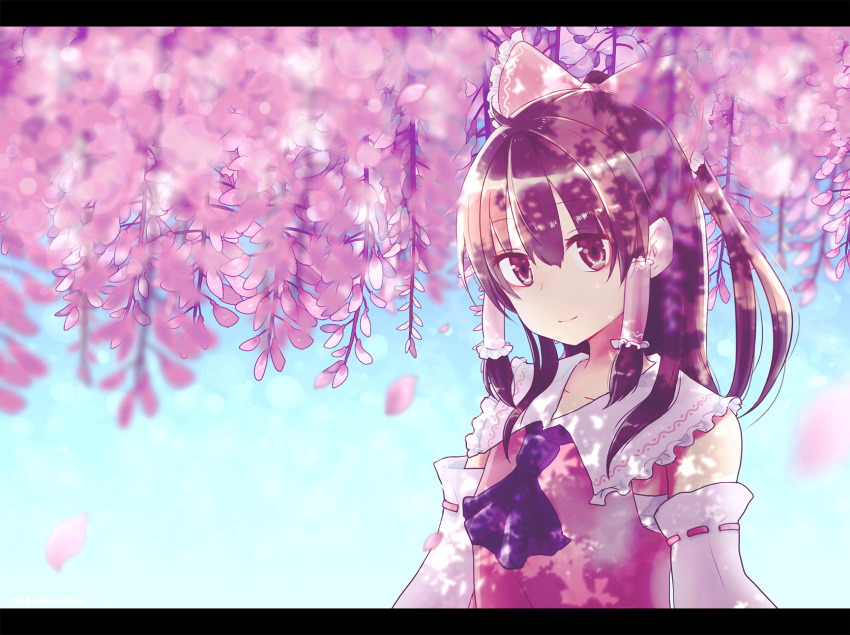 1girl, alternate_color, alternate_eye_color, blue_sky, blurry, bow, brown_hair, commentary_request