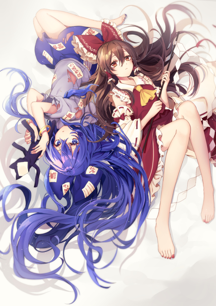 2girls, ascot, bangle, bangs, bare_shoulders, barefoot, bed_sheet, blue_bow
