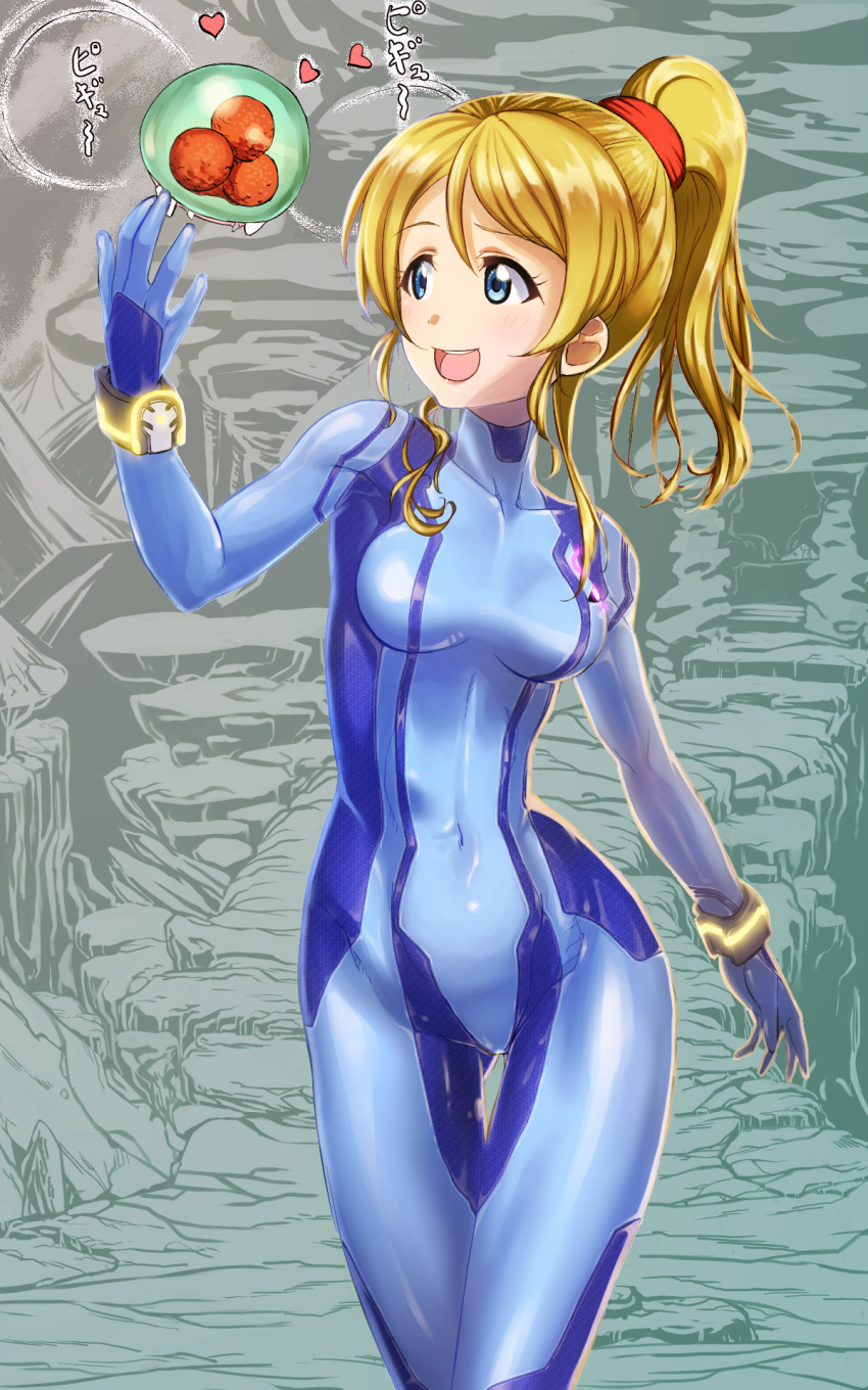 1girl, :d, ascii_media_works, ayase_eli, blonde_hair, blue_eyes, bracelet, bushiroad, cosplay, highres, jewelry, look-alike, love_live!, love_live!_school_idol_project, metroid, metroid_(creature), nintendo, open_mouth, ponytail, retro_studios, samus_aran, samus_aran_(cosplay), smile, sunrise_(studio), tokyo_mx, translated, yachi_(fujiyasu0616), zero_suit