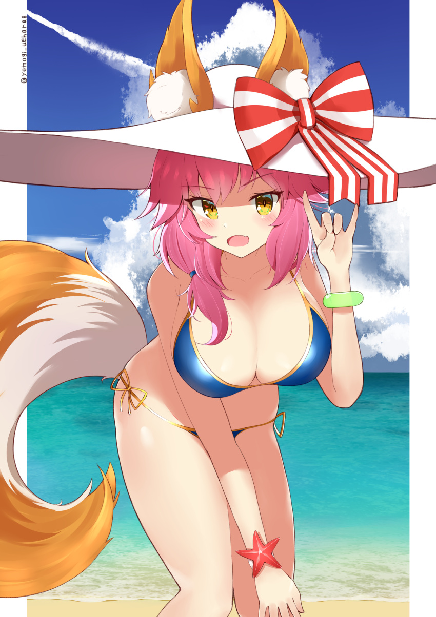 1girl, absurdres, animal_ear_fluff, animal_ears, beach, bikini, blue_bikini, blue_sky, bracelet, breasts, clouds, day, ears_through_headwear, fate/grand_order, fate_(series), fox_ears, fox_girl, fox_tail, hat, highres, jewelry, large_breasts, ocean, outdoors, pink_hair, side-tie_bikini, sky, solo, sun_hat, swimsuit, tail, tamamo_(fate)_(all), tamamo_no_mae_(swimsuit_lancer)_(fate), yellow_eyes, yomogi_uehara