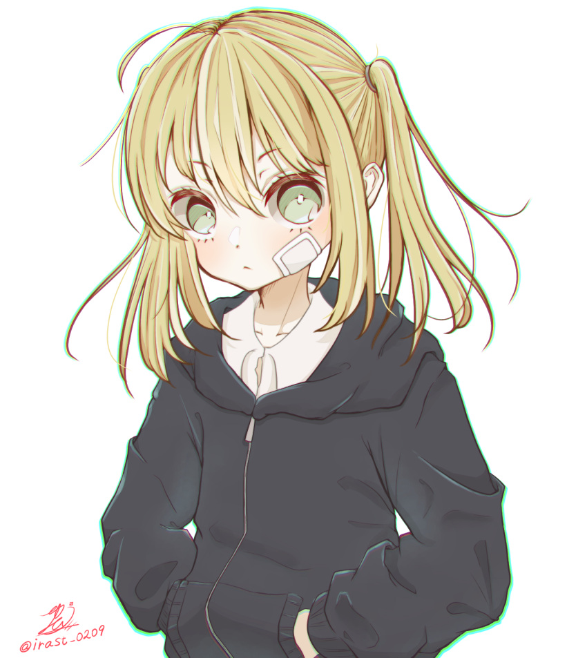 1girl, :<, ahoge, bandage_on_face, black_hoodie, blonde_hair, chromatic_aberration, closed_mouth, commentary, eyebrows_visible_through_hair, green_eyes, hair_between_eyes, hands_in_pockets, head_tilt, highres, hood, hoodie, joshi_kousei_no_mudazukai, looking_at_viewer, signature, simple_background, twintails, twitter_username, upper_body, v-shaped_eyebrows, white_background, yamamoto_minami, yuu_(irast0209)