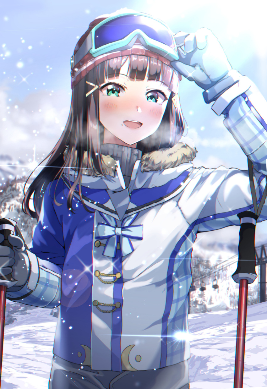1girl, :d, absurdres, arm_up, bangs, beanie, black_hair, blue_bow, blue_gloves, blunt_bangs, blush, bow, breath, day, eyebrows_visible_through_hair, eyewear_on_head, fur_collar, gloves, goggles, goggles_on_head, green_eyes, hair_ornament, hairclip, hat, highres, kurosawa_dia, long_hair, long_sleeves, looking_at_viewer, love_live!, love_live!_sunshine!!, mole, mole_under_mouth, open_mouth, outdoors, red_headwear, shaka_(staito0515), ski_lift, ski_pole, smile, snow, solo, sparkle, sunlight, turtleneck, two-tone_coat, upper_body, upper_teeth, winter