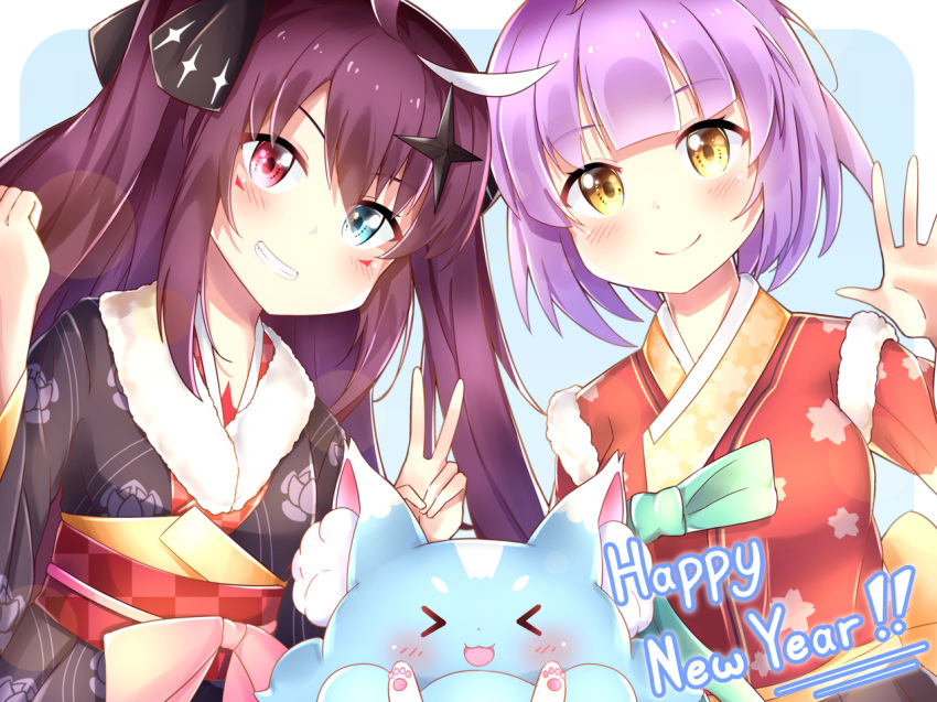 >_<, 2girls, :3, alternate_costume, arkasus, arms_up, bangs, black_kimono