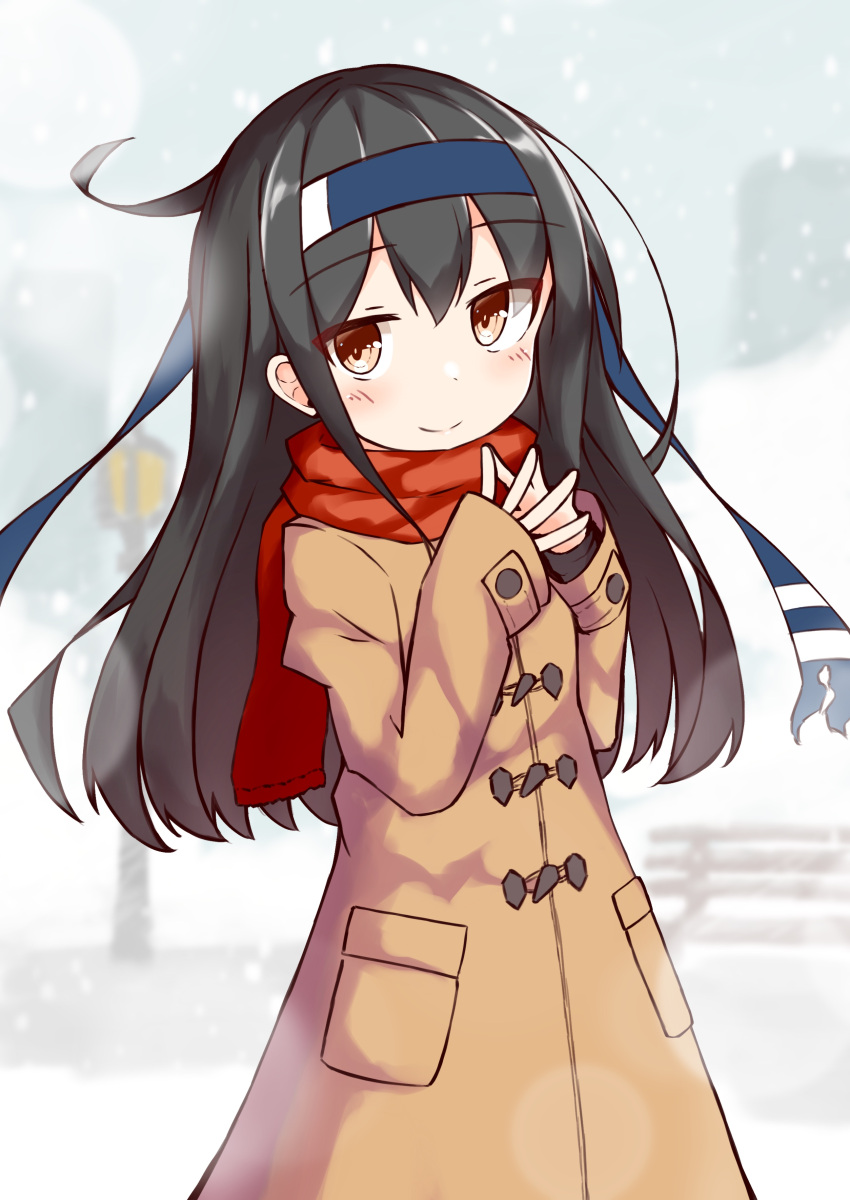 1girl, absurdres, alternate_costume, black_hair, blue_headband, blush, brown_coat, brown_eyes, coat, commentary_request, eyebrows_visible_through_hair, hair_between_eyes, hatsushimo_(kantai_collection), headband, highres, ichi, kantai_collection, long_hair, long_sleeves, pocket, red_scarf, remodel_(kantai_collection), scarf, smile, solo, upper_body