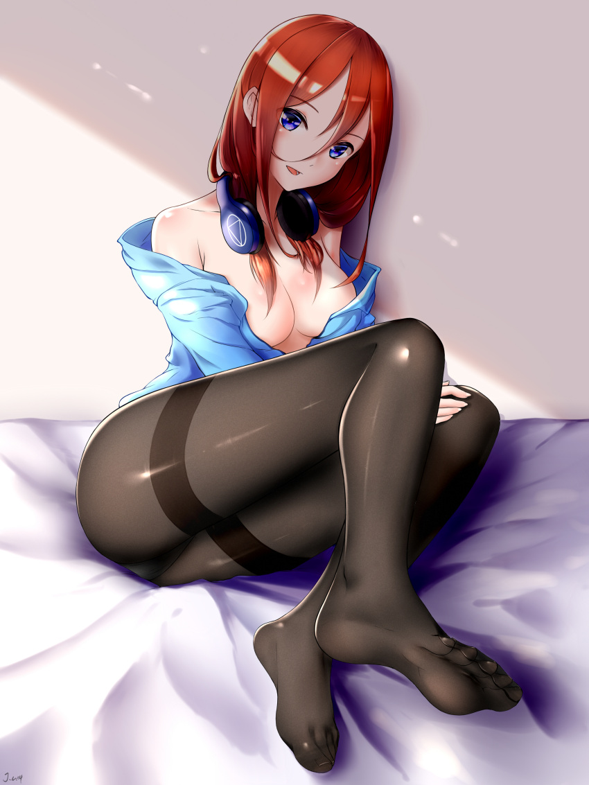 1girl, absurdres, black_legwear, blue_cardigan, blue_eyes, brown_hair, feet, go-toubun_no_hanayome