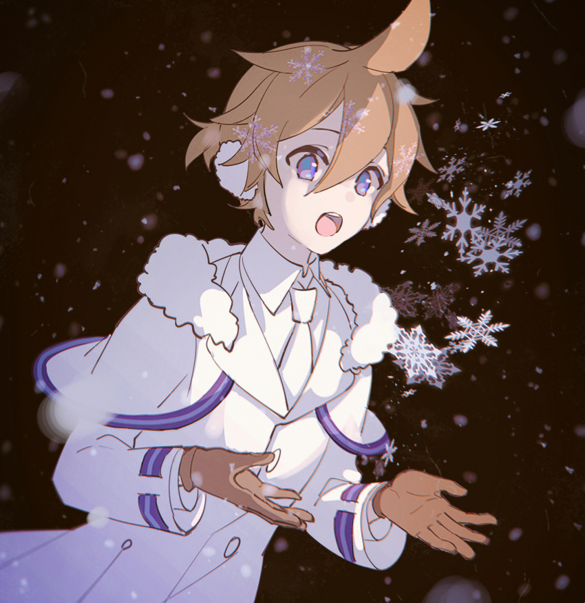 1boy, blonde_hair, blue_eyes, capelet, chi_ya, coat, earmuffs, fur-trimmed_coat, fur_trim, gloves, highres, ice_fog_(module), kagamine_len, male_focus, necktie, night, open_mouth, outstretched_hand, project_diva_(series), shirt, snowflakes, spiky_hair, upper_body, vocaloid, white_capelet, white_coat, white_neckwear, white_shirt