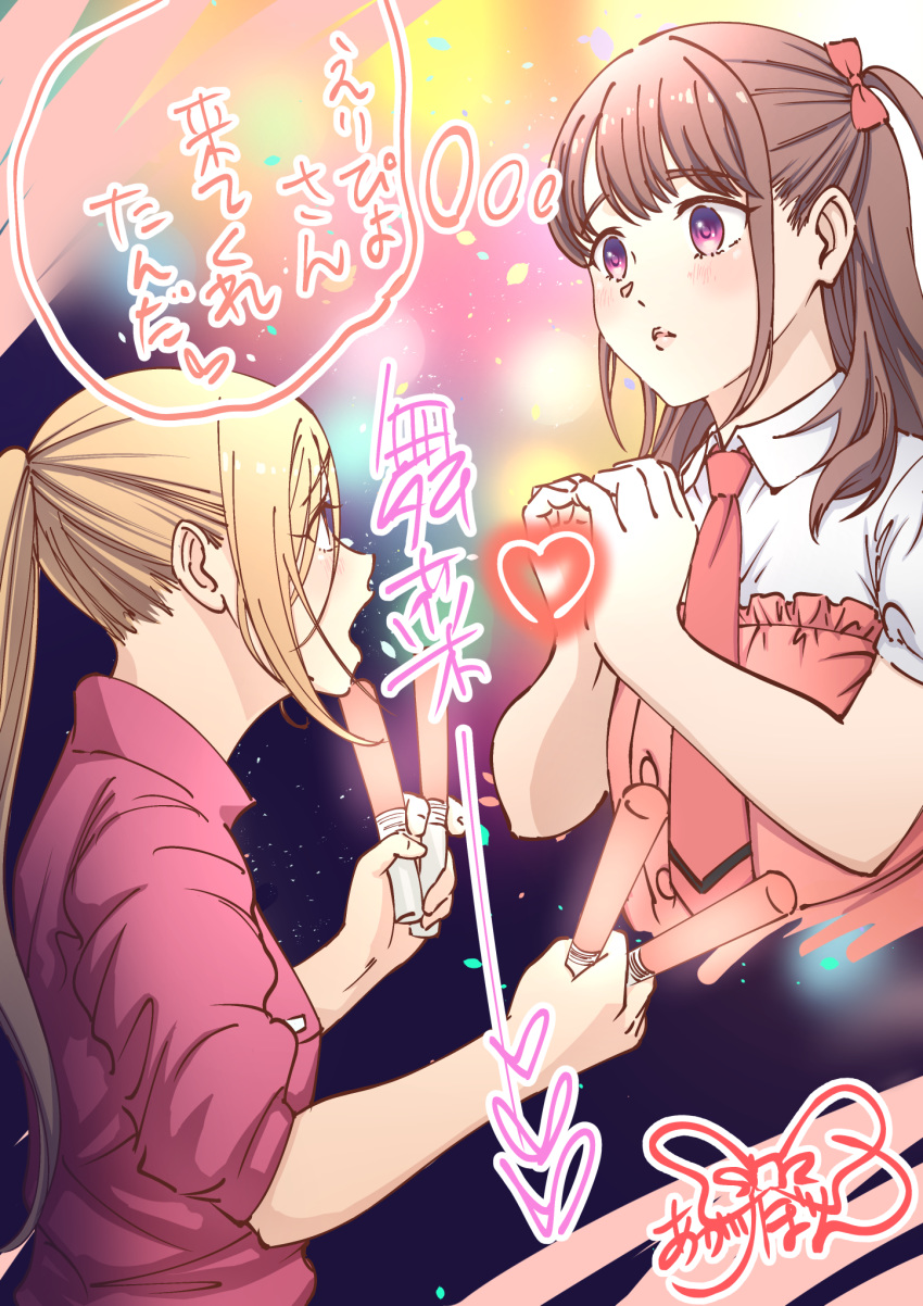 2girls, akairi_bon, blonde_hair, blush, bow, brown_hair, eripiyo, eye_contact, glowstick, hair_bow, heart, highres, ichii_maina, idol, jacket, long_hair, looking_at_another, multiple_girls, necktie, open_mouth, oshi_ga_budoukan_itte_kuretara_shinu, ponytail, red_jacket, red_neckwear, short_sleeves, thought_bubble, track_jacket, translated, violet_eyes, yuri