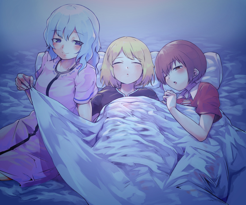 3girls, :o, =_=, alternate_costume, arm_up, asa_(ces6ces8), black_shirt, blonde_hair, blue_background, blue_eyes, blush, bob_cut, brown_hair, commentary_request, eyebrows_visible_through_hair, futon, head_on_pillow, highres, looking_at_viewer, lunasa_prismriver, lying, lyrica_prismriver, merlin_prismriver, multiple_girls, nightgown, no_headwear, on_back, one_eye_closed, pillow, pink_nightgown, red_shirt, shared_blanket, shirt, short_hair, short_sleeves, siblings, silver_hair, sisters, sleeping, smile, touhou, under_covers