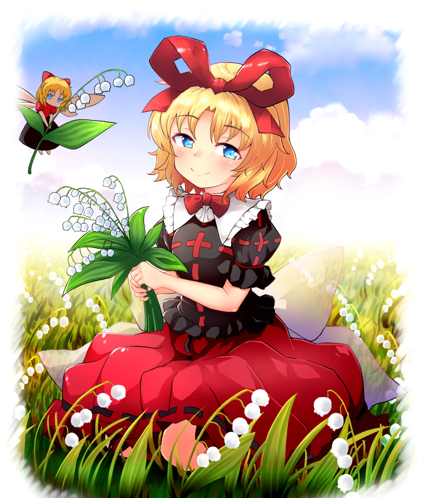 2girls, bangs, black_shirt, blonde_hair, blue_eyes, blue_sky, blurry, blurry_background