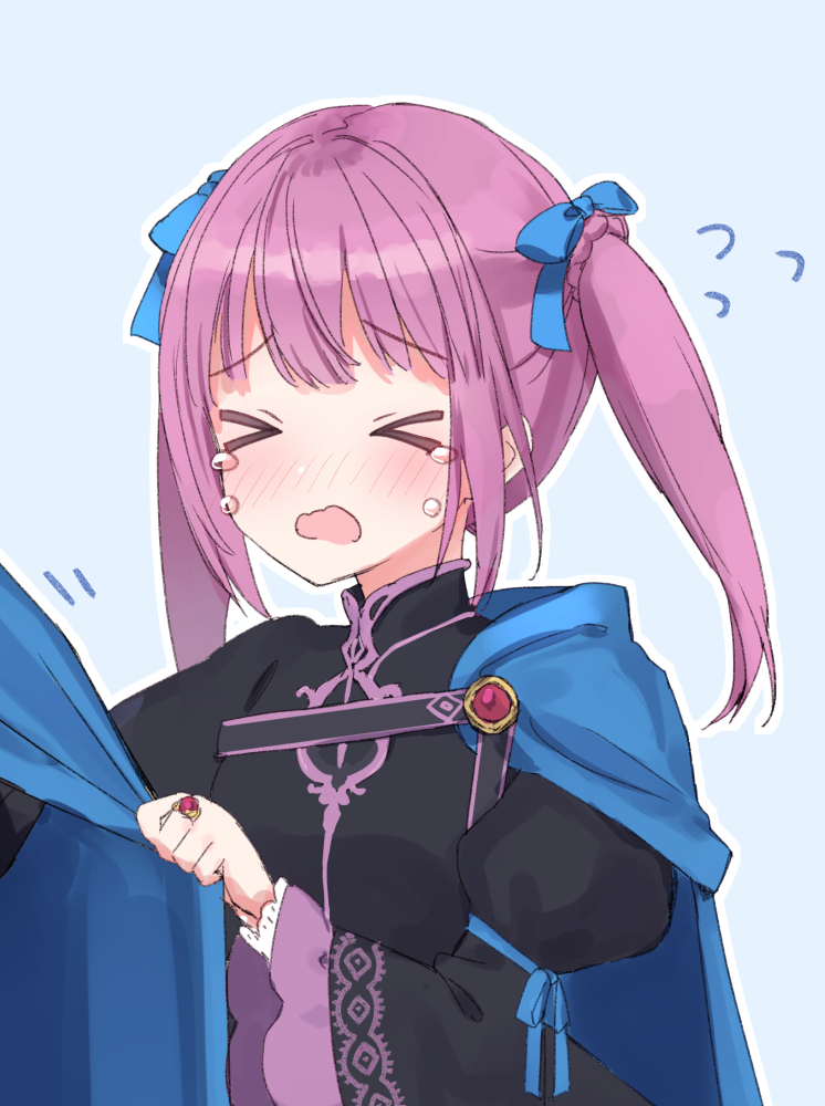 >_<, 1girl, bangs, black_dress, blue_background, blue_bow, blue_cape, blush