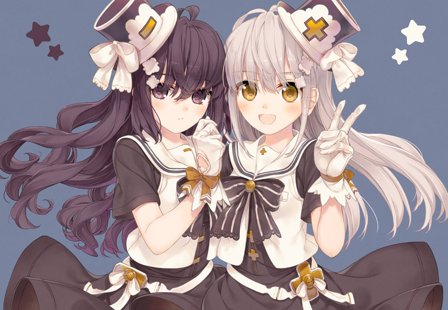 2girls, :d, amamiya_chiharu, bangs, black_bow, black_dress, black_hair, blue_background, bow, closed_mouth, commentary_request, dress, eyebrows_visible_through_hair, fang, gloves, grey_hair, hair_between_eyes, hand_up, hat, hat_bow, long_hair, looking_at_viewer, minus_sign, multiple_girls, open_mouth, original, plus_sign, sailor_collar, shirt, short_sleeves, simple_background, smile, star_(symbol), striped, striped_bow, tilted_headwear, top_hat, v, very_long_hair, violet_eyes, white_bow, white_gloves, white_hair, white_headwear, white_sailor_collar, white_shirt, yellow_eyes
