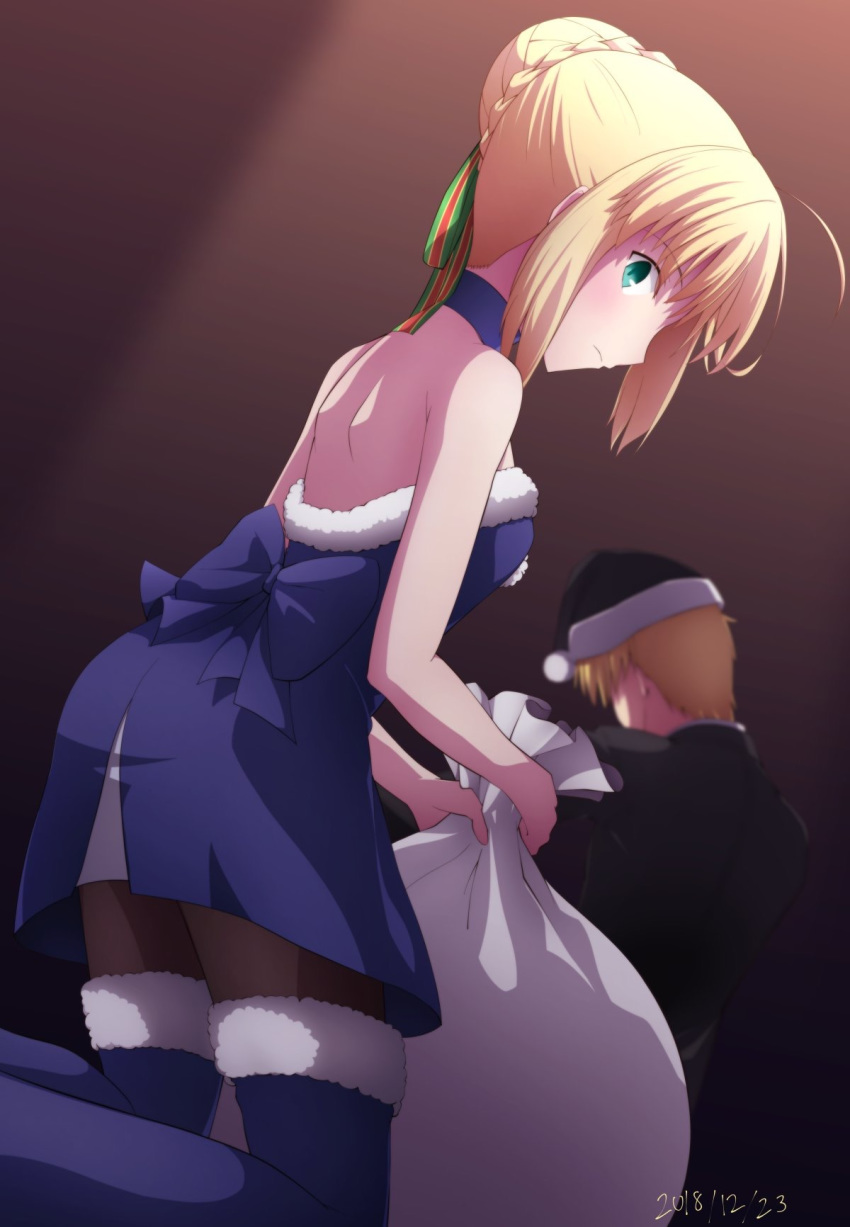 1boy, 1girl, 2018, artoria_pendragon_(all), backless_dress, backless_outfit, bag, black_headwear, black_jacket, black_legwear, black_santa_costume, blonde_hair, blue_dress, blue_footwear, blue_santa_costume, boots, braid, braided_bun, brown_background, closed_mouth, dated, dress, dutch_angle, fate/stay_night, fate_(series), fur-trimmed_boots, fur-trimmed_dress, fur-trimmed_headwear, fur_trim, gift_bag, gilgamesh, green_eyes, green_ribbon, hair_ribbon, hat, highres, holding, holding_bag, jacket, kneeling, pantyhose, pikoguramyu, profile, red_ribbon, ribbon, saber, santa_boots, santa_costume, santa_hat, short_dress, short_hair, shoulder_blades, sleeveless, sleeveless_dress, solo_focus, thigh-highs, thigh_boots