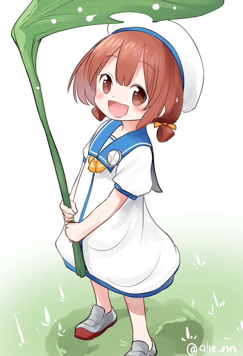 1girl, :d, ahenn, dress, eyebrows_visible_through_hair, hair_between_eyes, hat, holding, holding_leaf, kaiboukan_no.4_(kantai_collection), kantai_collection, leaf, leaf_umbrella, looking_at_viewer, open_mouth, red_eyes, redhead, sailor_dress, sailor_hat, short_hair, short_sleeves, smile, solo, standing, twitter_username, white_dress, white_headwear