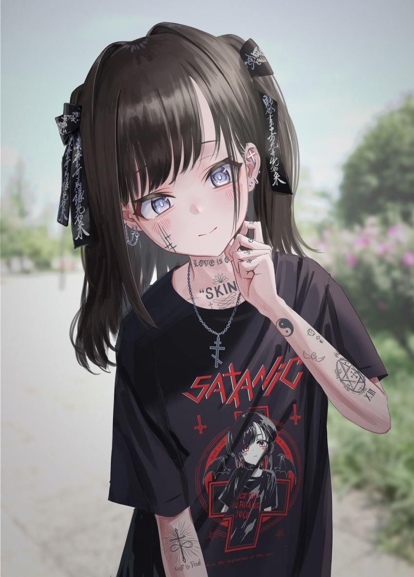 1girl, absurdres, bangs, black_shirt, blush, bow, brown_hair, child, cross, day, earrings, english_text, facial_tattoo, finger_tattoo, hair_bow, hair_intakes, hand_on_own_chin, head_tilt, heart, hexagram, highres, inverted_cross, jewelry, lavender_eyes, looking_at_viewer, medium_hair, multiple_earrings, nadegata, neck_tattoo, necklace, original, outdoors, profanity, shirt, short_sleeves, smile, solo, star_of_david, tattoo, translation_request, upper_body, yin_yang