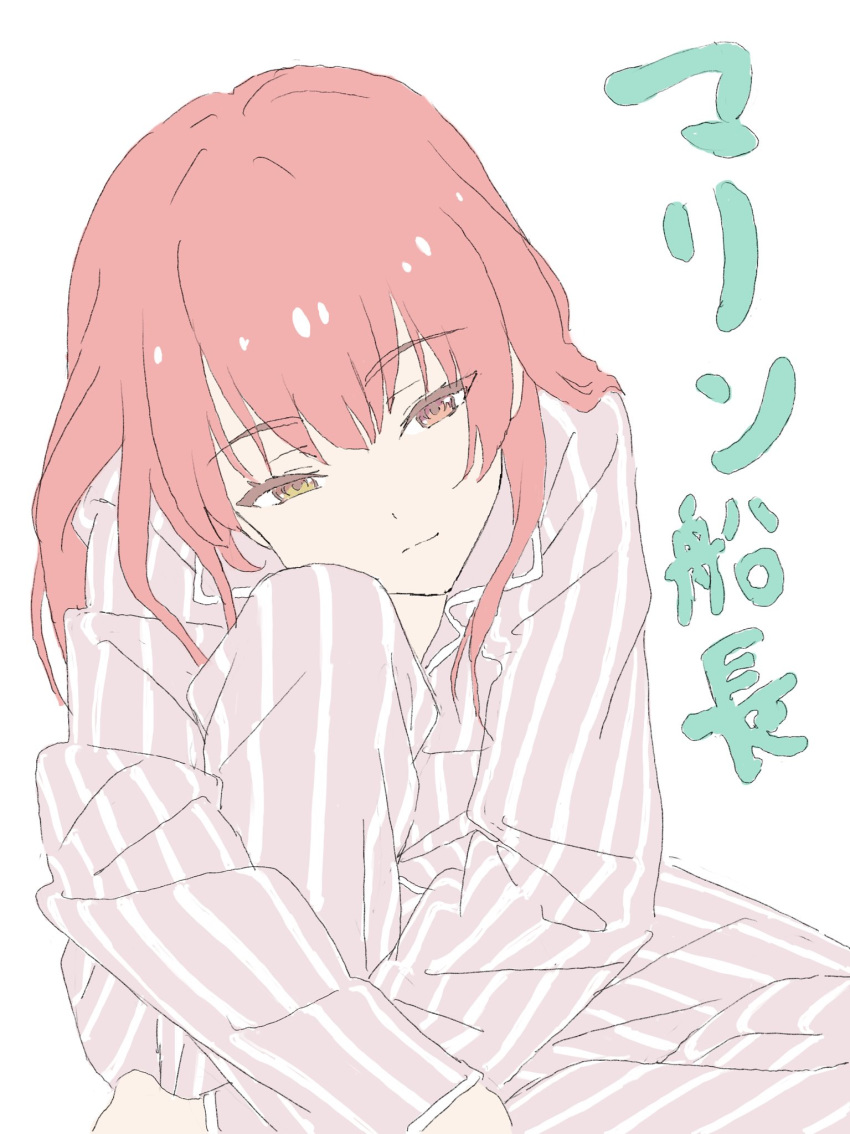 1girl, bansei, barefoot, commentary_request, disconnected_mouth, eyebrows_visible_through_hair, flat_color, hair_over_shoulder
