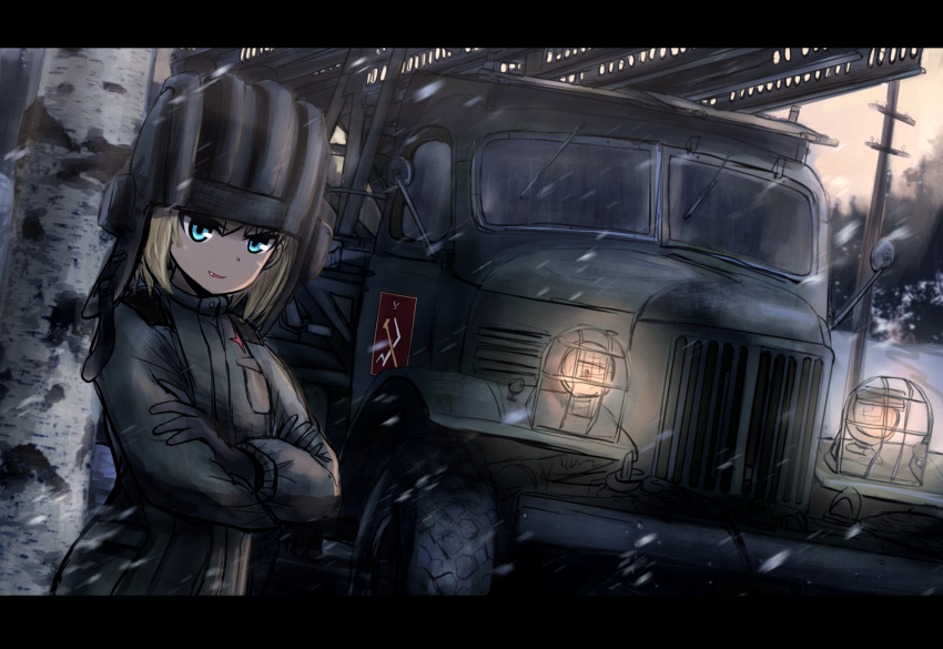 1girl, bangs, black_gloves, black_headwear, blonde_hair, blue_eyes, bm-13_katyusha, commentary, day, dutch_angle, emblem, fang, girls_und_panzer, gloves, green_jumpsuit, ground_vehicle, helmet, highres, insignia, jumpsuit, katyusha_(girls_und_panzer), kk90, letterboxed, long_sleeves, looking_to_the_side, motor_vehicle, namesake, orange_sky, outdoors, parted_lips, pravda_(emblem), pravda_military_uniform, russian_commentary, short_hair, sky, smirk, snowing, solo, standing, tank_helmet, tree, truck, utility_pole
