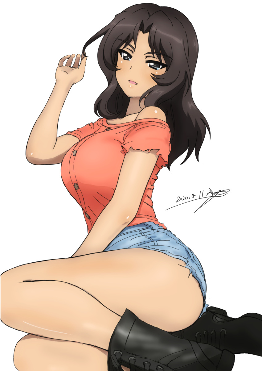 1girl, ass, black_footwear, black_hair, blue_shorts, blush, boots, breasts, bukkuri, dated, el_(girls_und_panzer), eyebrows_visible_through_hair, girls_und_panzer, grey_eyes, highres, large_breasts, looking_at_viewer, medium_hair, open_mouth, shiny, shiny_hair, shiny_skin, short_shorts, shorts, simple_background, smile, solo, white_background