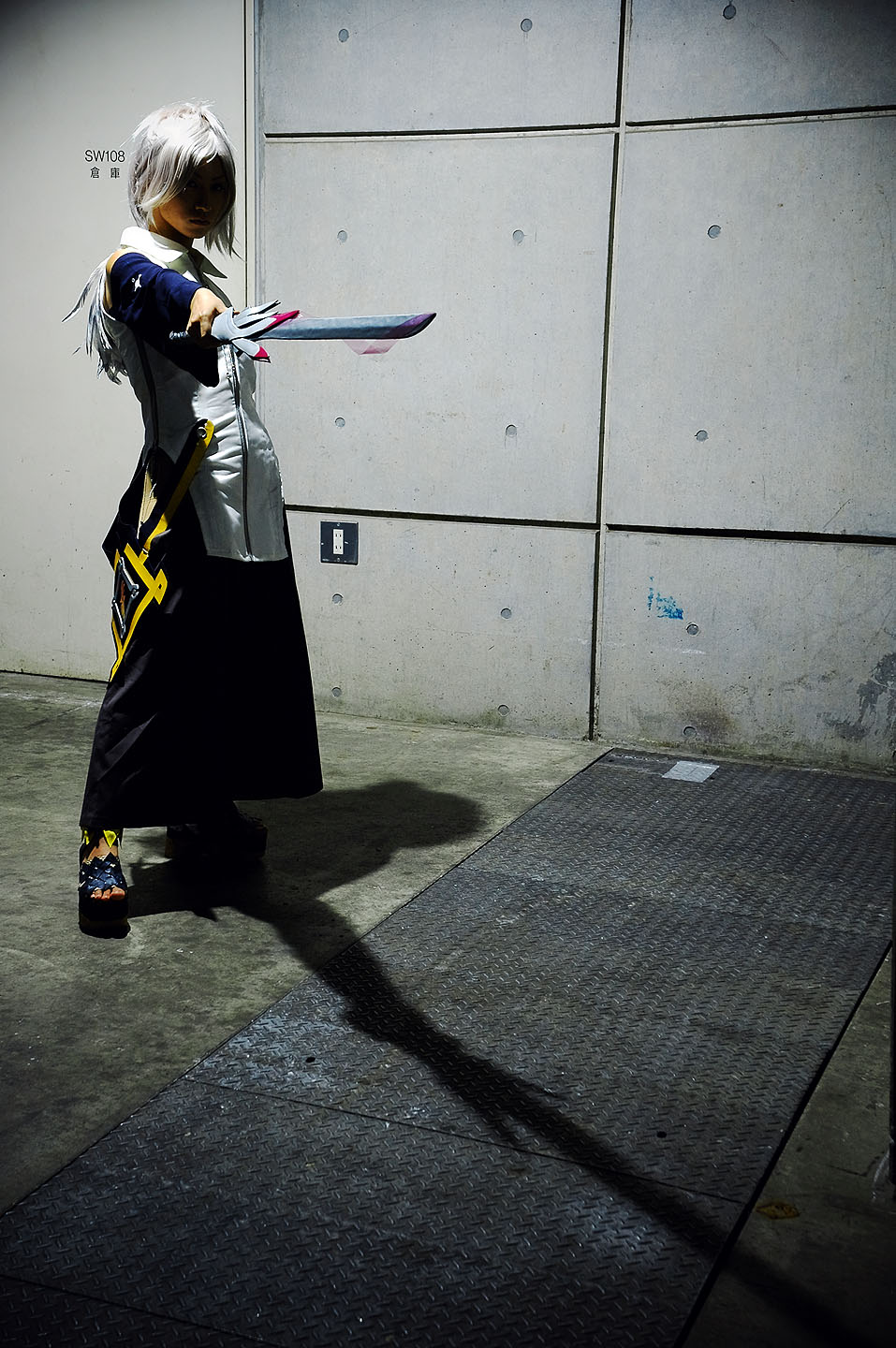 calintz, cosplay, magna_carta, photo, robes, silver_hair, sword, wings