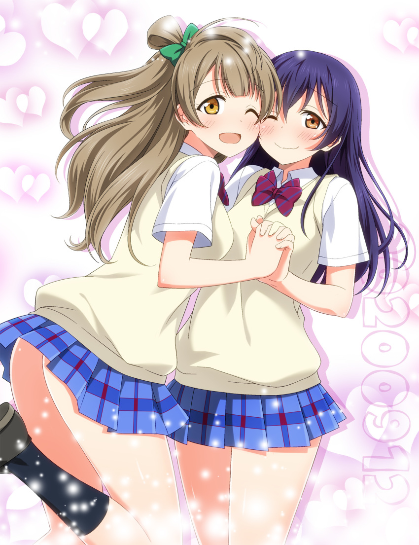 2girls, bangs, blue_hair, blush, cheek-to-cheek, cowboy_shot, eyebrows_visible_through_hair, grey_hair