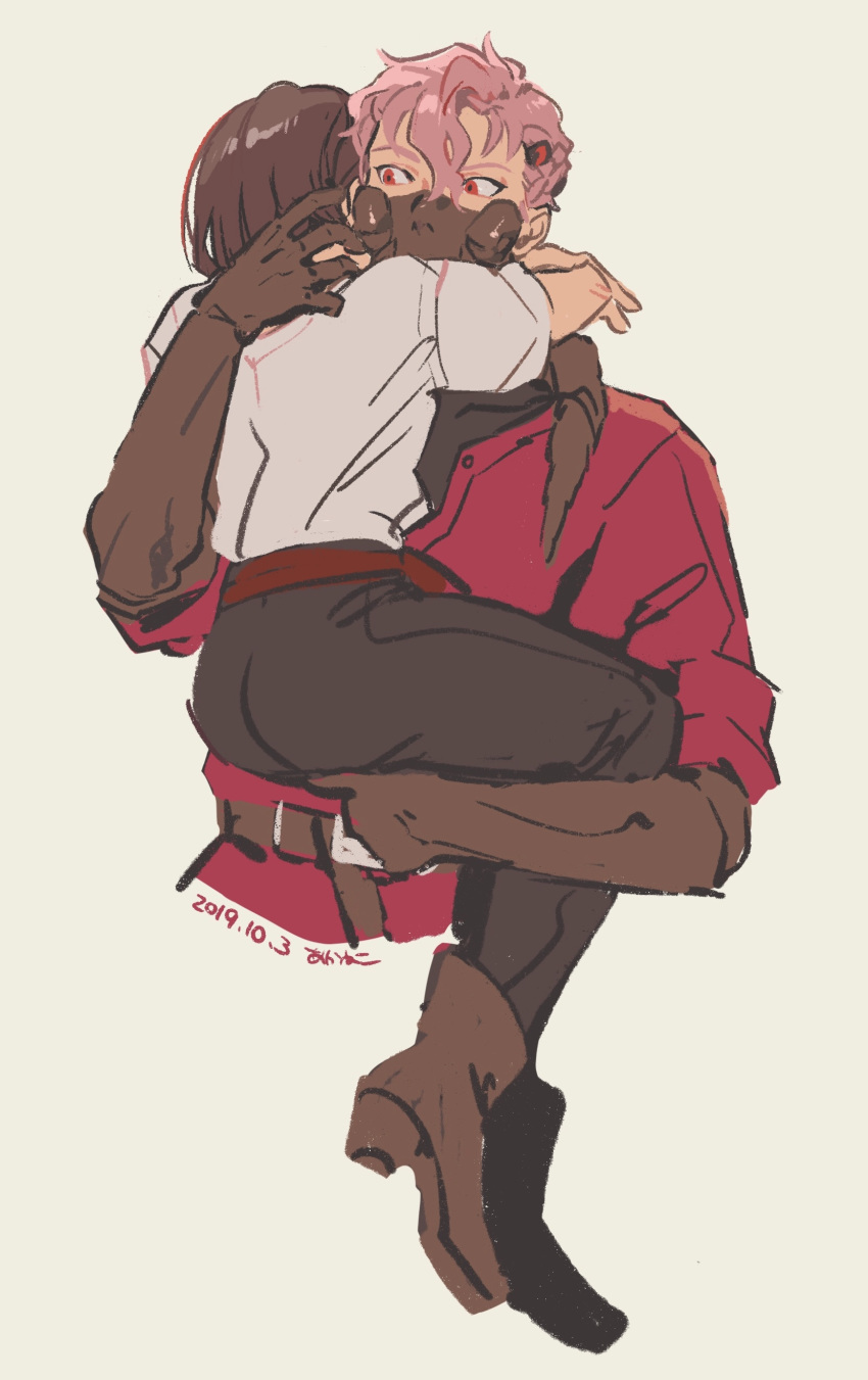 1boy, 1girl, absurdres, akaneko_(redakanekocat), brown_footwear, brown_gloves, brown_hair, carrying, dated, elbow_gloves, gloves, hachikyaku_rozunieru, hair_between_eyes, hetero, highres, hug, mask, pink_hair, pixiv_fantasia, pixiv_fantasia_last_saga, red_shirt, rudia_of_the_moon_smile, shirt, short_hair, simple_background, sketch, upper_body