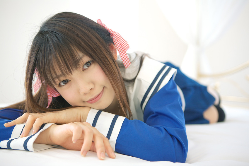 bed, cosplay, fruits_basket, hair_ribbons, honda_tohru, photo, sailor_uniform, sakura_yayoi