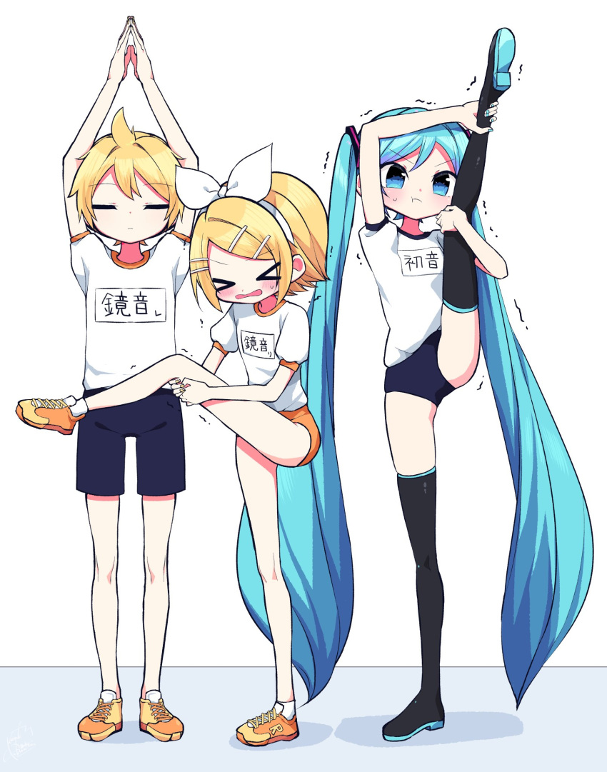 >_<, 1boy, 2girls, :t, aqua_eyes, aqua_hair, bangs, black_legwear